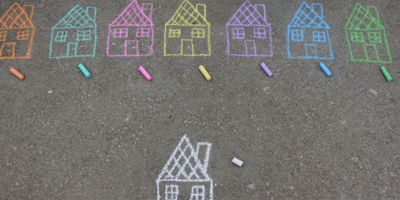 Chalk drawings of colourful houses/ CC0 Miki Fath