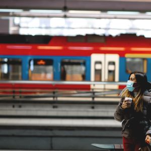 Woman mit Mask on train station