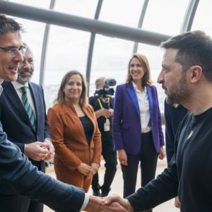 Bas Eickhout and Volodomir Zelensky shaking hands