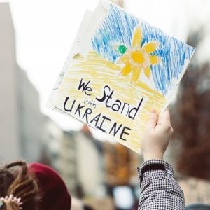 Woman holding a sign during a Ukraine protest / CC0 markus-spiske