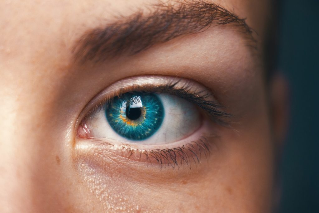 Close up blue eye / CCO amanda-dalbjorn