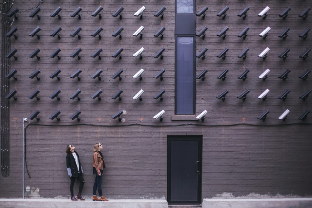Wall of surveillance cameras / CC0 matthew-henry